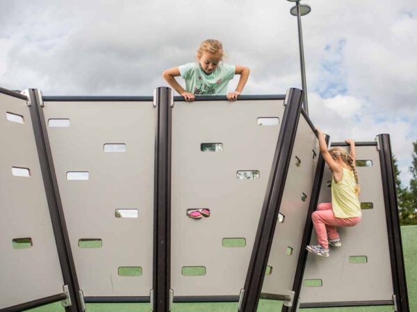 klatreapparat på lekeplass i skolegård