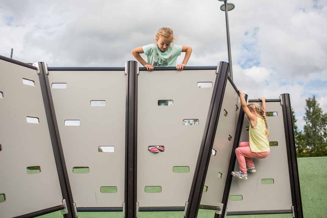 klatrevegg på lekeplass i skolegård