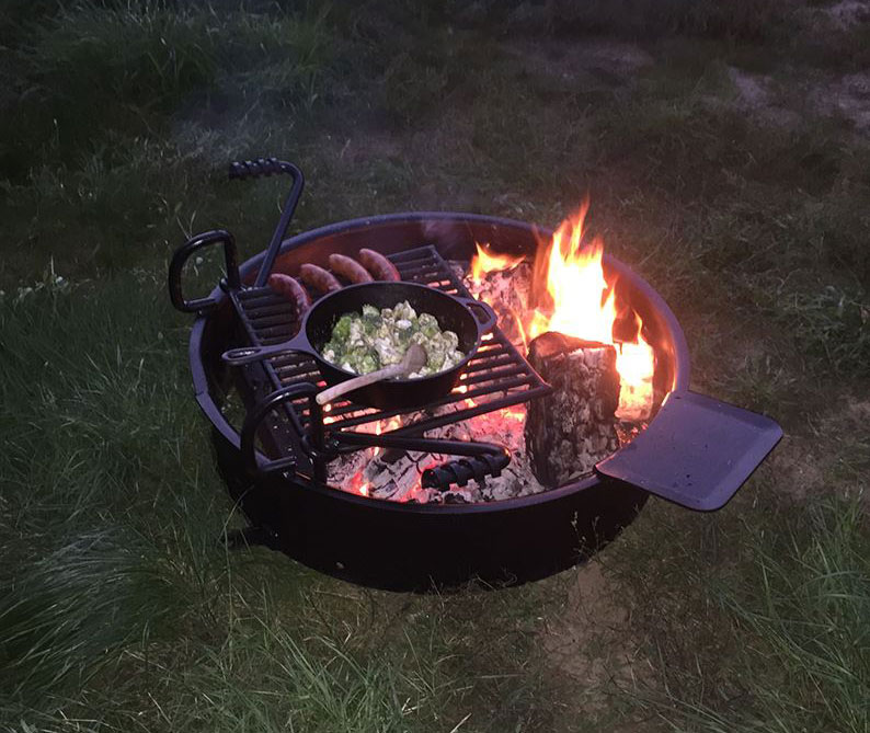 Bålsted med justerbar grillrist . Diameter 81 cm og høyde 30 cm