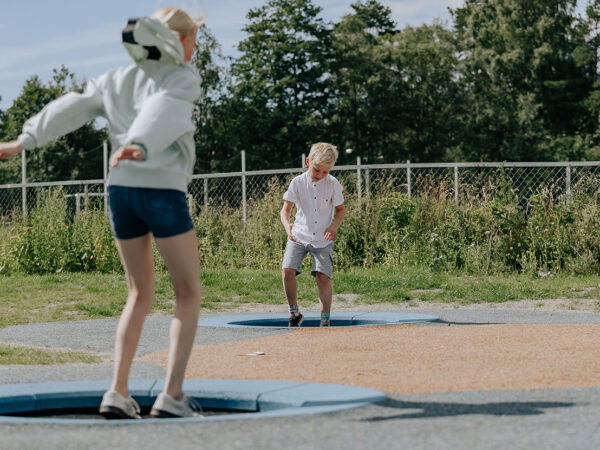 Trampoliner til uteområdet nedfelt i bakken