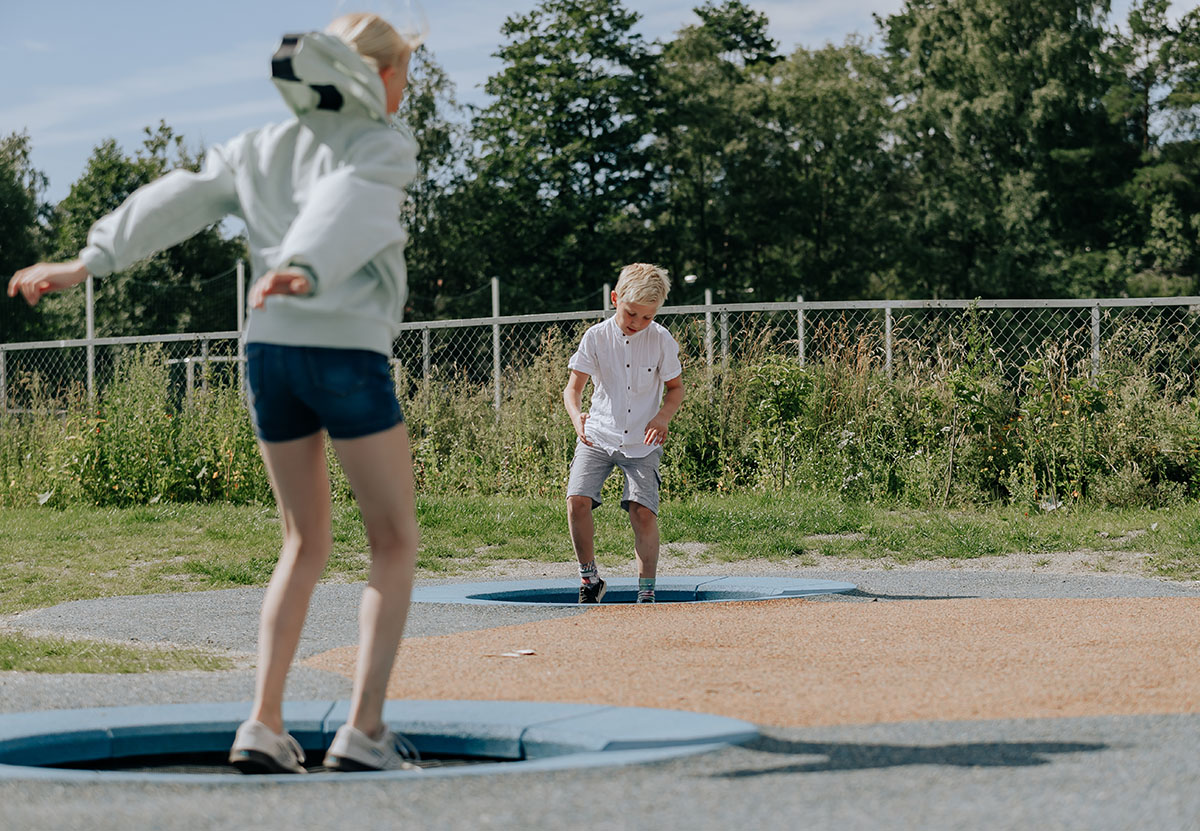 Trampoliner til uteområdet nedfelt i bakken