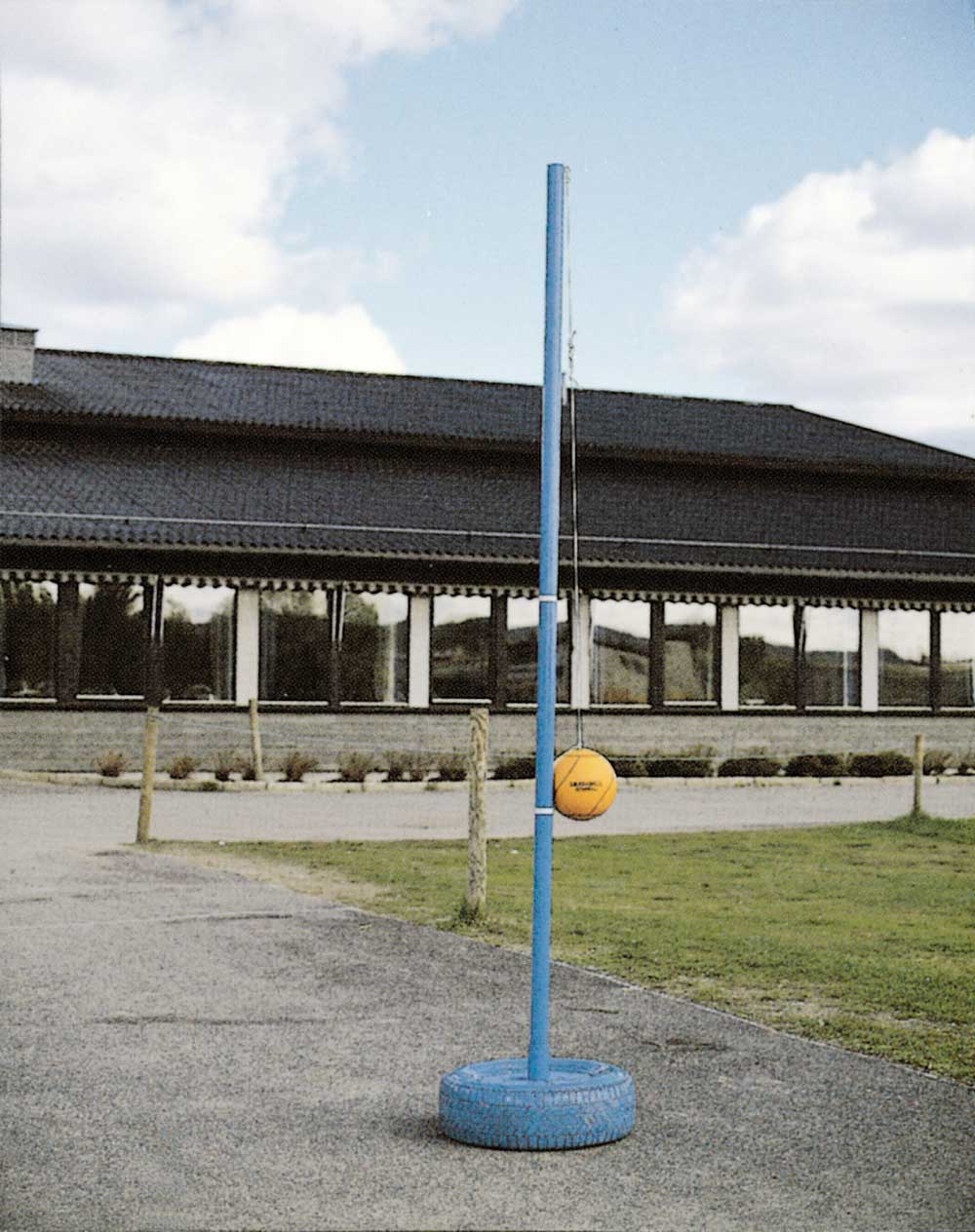 Smashball med stolpe og sementblokk