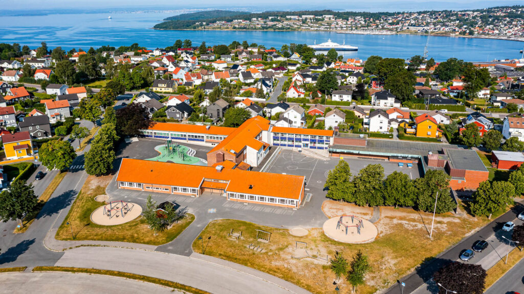 Dronebilde av Melløs skole