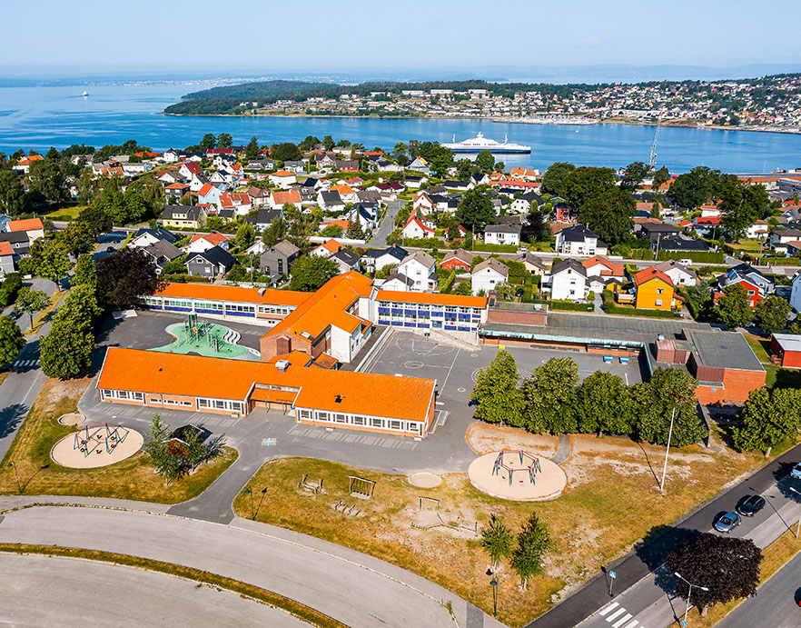 Melløs skole dronefoto 6-kant huskestativ for 6 seter