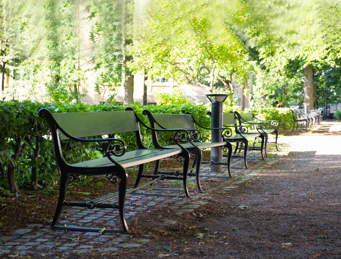 Ulefosbenken i bymiljø - parkbenk