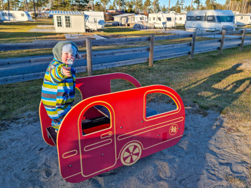 Campingvogn til lekeplassen